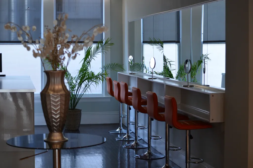 Salon styling stations with mirrors